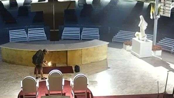 Video / Snimljen muškarac kako oltar u Međugorju polijeva benzinom i pali
