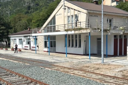 Voz stao u Jablanici, putnici ogorčeni: Niko nam ništa ne govori
