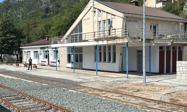 Voz stao u Jablanici, putnici ogorčeni: Niko nam ništa ne govori