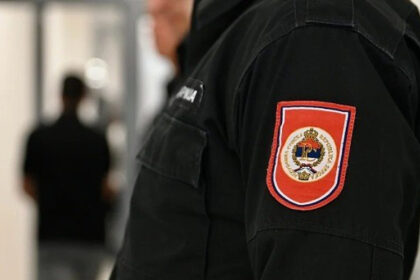 Maloljetnik napao policajca i oštetio vrata u policijskoj stanici