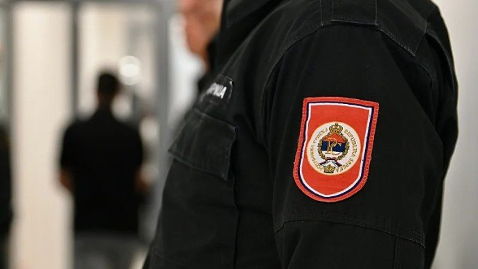 Maloljetnik napao policajca i oštetio vrata u policijskoj stanici