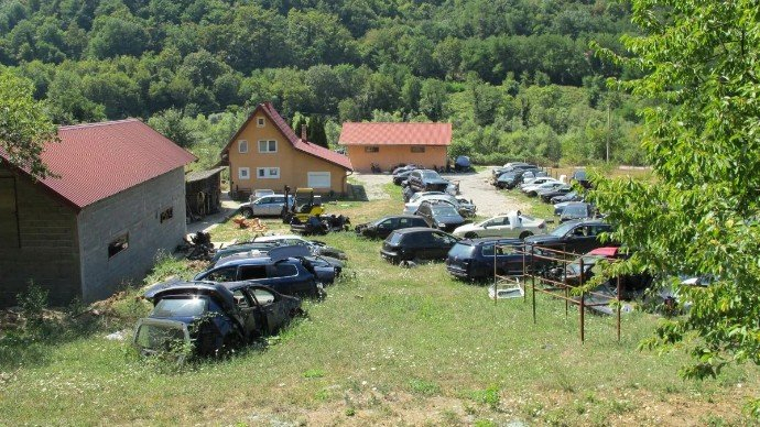 Pretresi u Foči: Oduzeto 11 vozila i tablice Velike Britanije, uhapšen državljanin BiH i Srbije