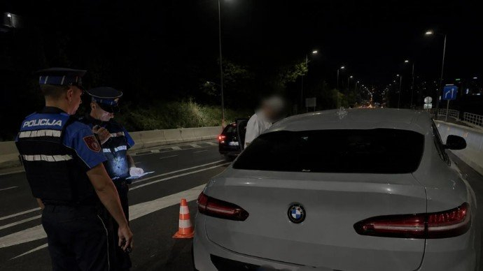 Nije imao vozačku, vozio drogiran, ima neplaćenih kazni preko 15 hiljada KM, a još "taksira" na crno: Oduzeto vozilo Sarajliji