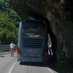 Put je top, samo malo uzak: Autobus se nasukao na stijenu!
