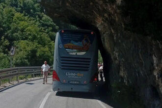 Put je top, samo malo uzak: Autobus se nasukao na stijenu!