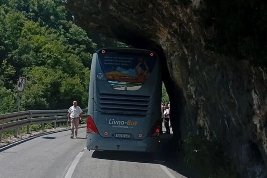 Put je top, samo malo uzak: Autobus se nasukao na stijenu!