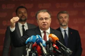 Trojka – orkestar koji svira himnu rušenja države!