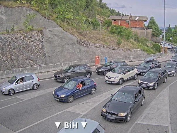 Pojačan promet na granicama: Duge kolone na Izačiću, gužve i na izlazu iz BiH prema Hrvatskoj i Crnoj Gori