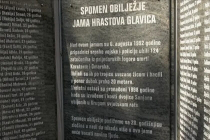 Hrastova glavica: Obilježena 34. godišnjica od ubistva 124 logoraša iz prijedorskih logora smrti