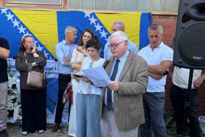 Pettigrew na godišnjici logora smrti Omarska: Pravo na istinu i memorijalizaciju mora se braniti od Srebrenice do Prijedora