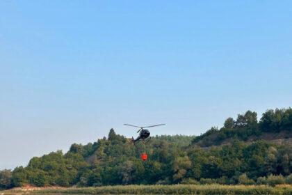 Helikopter Vlade ZDK angažovan na gašenju požara u Jablanici