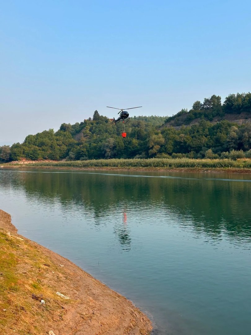 Helikopter Vlade ZDK angažovan na gašenju požara u Jablanici