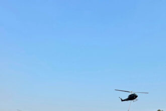 Helikopter OS BiH angažovan na gašenju požara u općini Konjic, nepristupačan teren otežava djelovanje