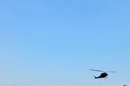 Helikopter OS BiH angažovan na gašenju požara u općini Konjic, nepristupačan teren otežava djelovanje
