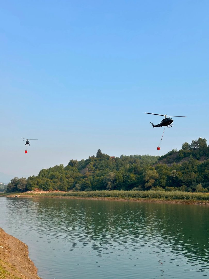 Helikopter OS BiH angažovan na gašenju požara u općini Konjic, nepristupačan teren otežava djelovanje