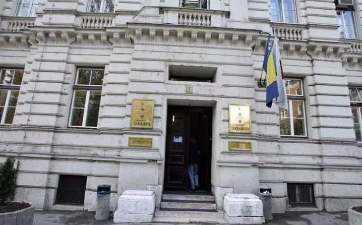 Plaće direktora javnih preduzeća: Najveća u ZZO KS, slijedi resor komunalne privrede, a najmanje u socijalnoj zaštiti