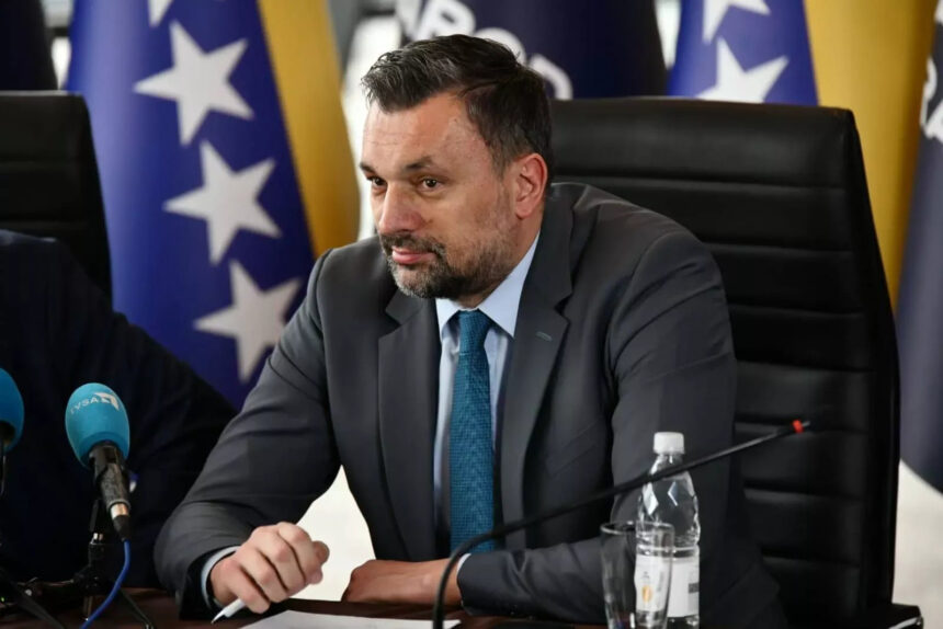 Dok priča o deficitu Bošnjaka u institucijama BiH, Konaković nikada nije popunio pozicije sekretara i tri pomoćnika u svom ministarstvu