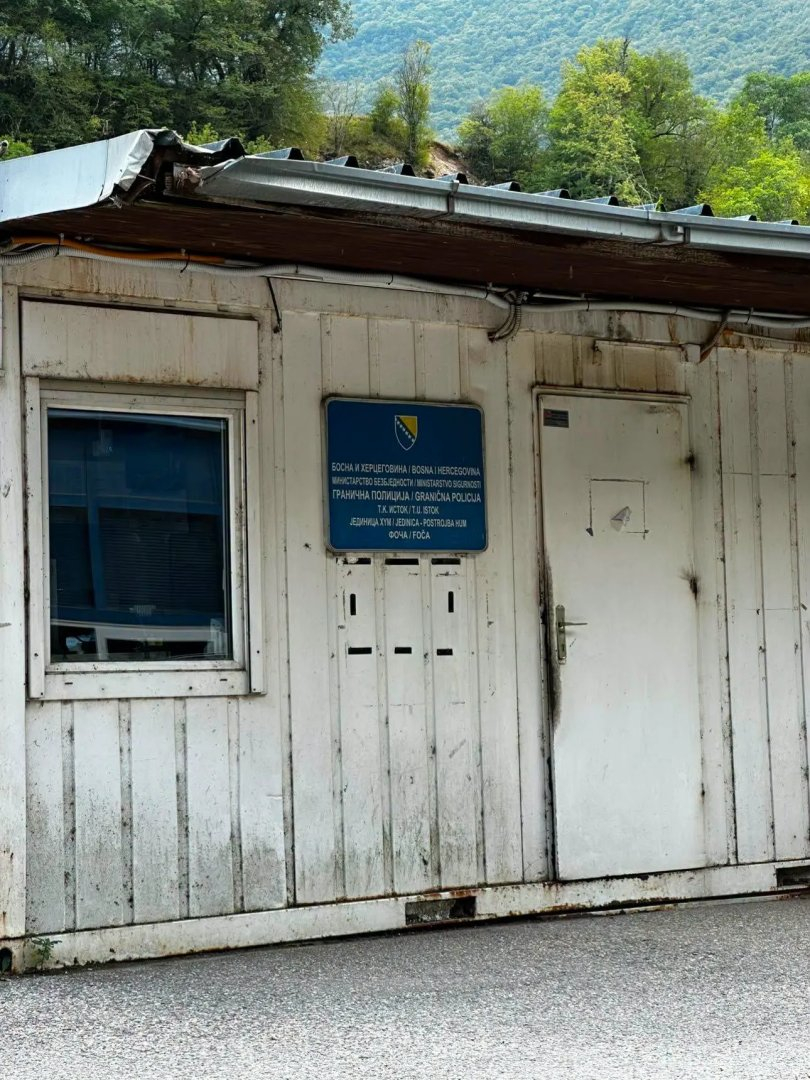 GP BiH fali 1.400 policajaca, turiste na državnoj granici dočekuju neuslovni kontejneri, brojne žalbe na rad graničara