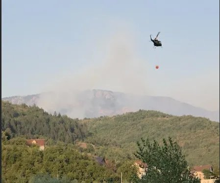 Helikopter OS BiH i danas gasi požar na području Konjica