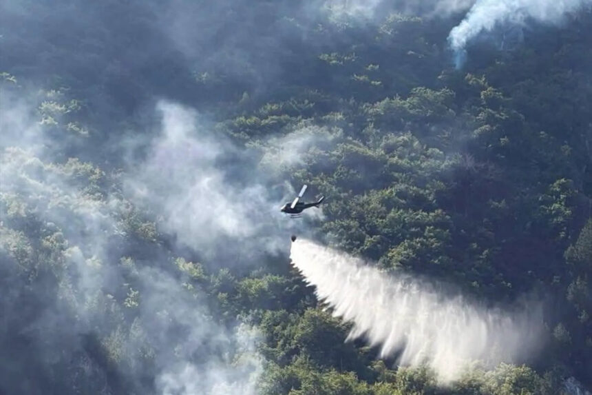 Angažovan i drugi helikopter OSBiH u gašenju požara na području Konjica