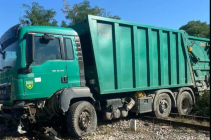 Nesreća u Semizovcu: Vozilo KJKP RAD završilo na šinama nakon sudara s putničkim automobilom
