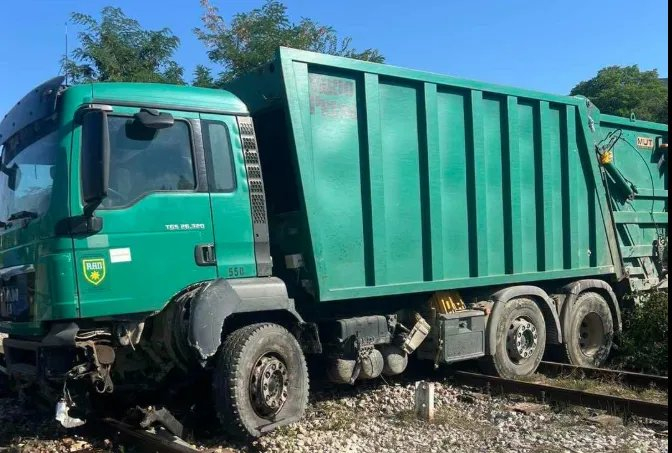 Nesreća u Semizovcu: Vozilo KJKP RAD završilo na šinama nakon sudara s putničkim automobilom