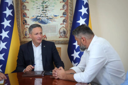 Bećirović sa Suljagićem: Pritisci na uposlenike Memorijalnog centra Srebrenica su udar na istinu o genocidu nad Bošnjacima
