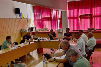U Varešu održan sastanak o načinu angažovanja helikoptera KUCZ u gradovima i općinama ZDK