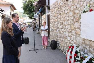 Obilježena 34. godišnjica od masakra u ulici Halači: Od agresorske granate stradalo osam osoba