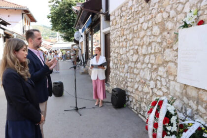 Obilježena 34. godišnjica od masakra u ulici Halači: Od agresorske granate stradalo osam osoba