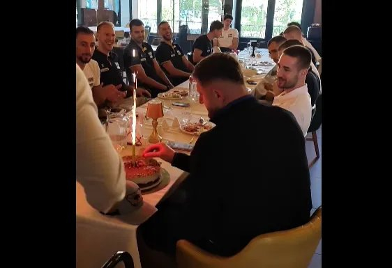 Košarkaški Zmajevi uz tortu i pjesmu proslavili rođendan Jusufa Nurkića