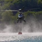 Helikopter OS BiH i danas gasi požar u području Trebinja, kod Cazina ugašen