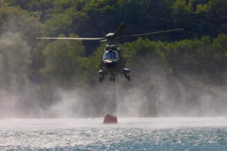 Helikopter OS BiH i danas gasi požar u području Trebinja, kod Cazina ugašen