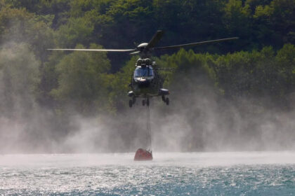 Helikopter OS BiH i danas gasi požar u području Trebinja, kod Cazina ugašen