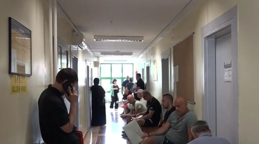 Od sigurnog posla do neizvjesnosti: Radnici zeničke Željezare na birou traže novu priliku