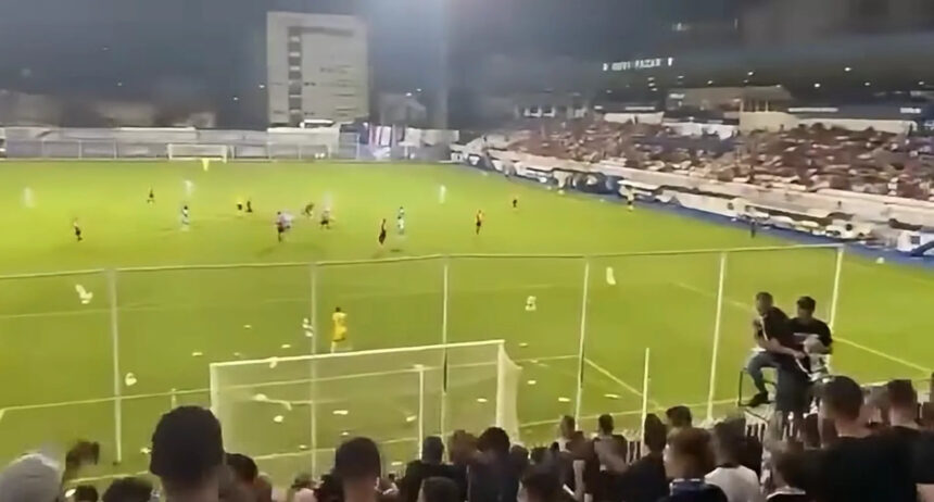 Navijači Novog Pazara teren zasuli - pelenama