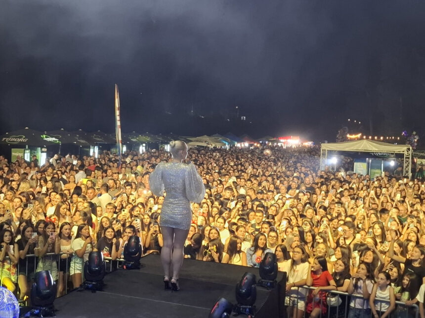 Pozorišna predstava i koncerti Anite Aleksić i Nataše Bekvalac obilježili četvrto veče Zvorničkog ljeta (FOTO)