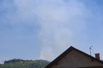 Požar zahvatio vrh iznad Snagova, zvornički vatrogasci ulaze u drugu noć borbe sa vatrenom stihijom (FOTO)
