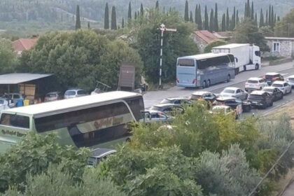 Drama na granici u Hrvatskoj: Putnici zarobljeni u kolonama, mještani im donose vodu