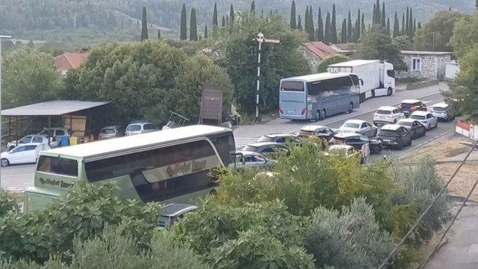 Drama na granici u Hrvatskoj: Putnici zarobljeni u kolonama, mještani im donose vodu