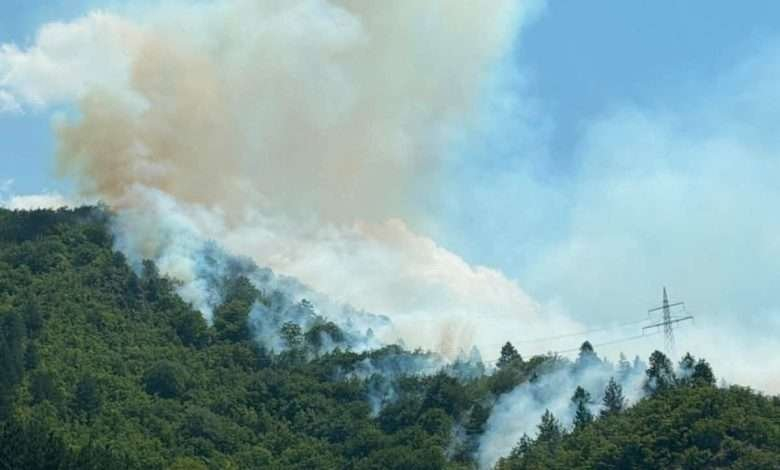 Požar kod Konjica se razbuktao: Vatrogasci brane magistralu i kuće, zatražena pomoć iz zraka
