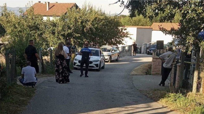 Drama kod Živinica: Muškarac ranjen usljed nestručnog rukovanja pištoljem