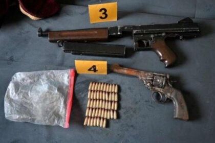 Policija upala u kuću kod Olova: Pronađene tri puške, pištolj i 96 metaka