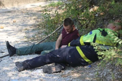Iscrpljeni, ali ne odustaju: Konjički vatrogasci nakon višednevne borbe uzeli kratki predah