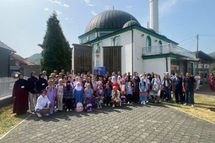 Udruženje Svitanje na području Zvornika podjelilo preko 250 školskih ruksaka i pribora (FOTO)
