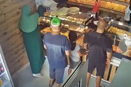 Pogledajte video: Pokrivena žena iz pekare ukrala tri kutije za sadaku