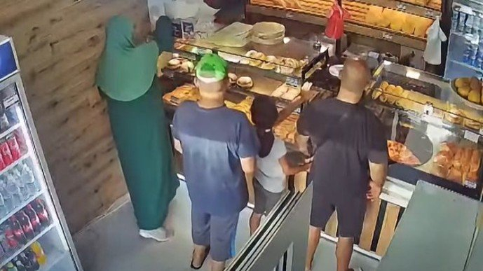 Pogledajte video: Pokrivena žena iz pekare ukrala tri kutije za sadaku