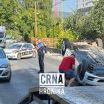 Automobil završio na krovu u Drinskoj ulici: Jedna osoba povrijeđena