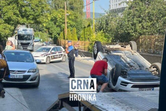 Automobil završio na krovu u Drinskoj ulici: Jedna osoba povrijeđena