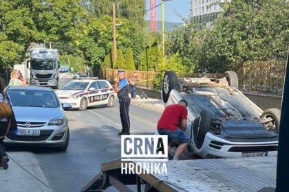 Automobil završio na krovu u Drinskoj ulici: Jedna osoba povrijeđena
